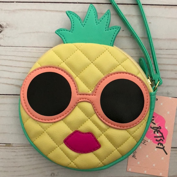 Betsey Johnson Handbags - Host Pick 🥳 Betsey Johnson Wristlet